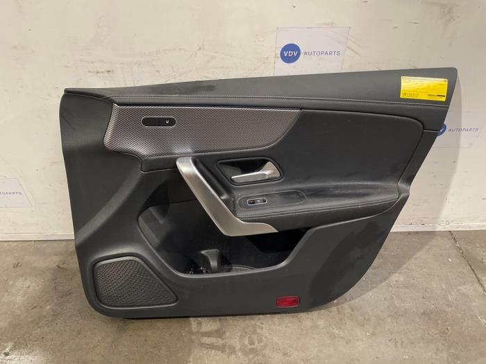 Tapicerka drzwi prawych przednich wersja 4-drzwiowa Mercedes CLA