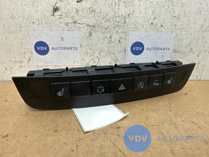 Przelacznik swiatel awaryjnych Mercedes B-Klasse