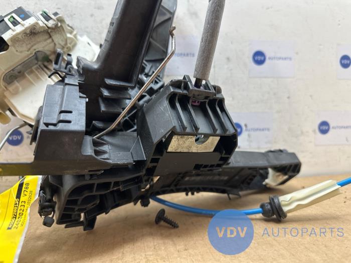 Mechanizm blokady drzwi lewych przednich wersja 4-drzwiowa Mercedes B-Klasse