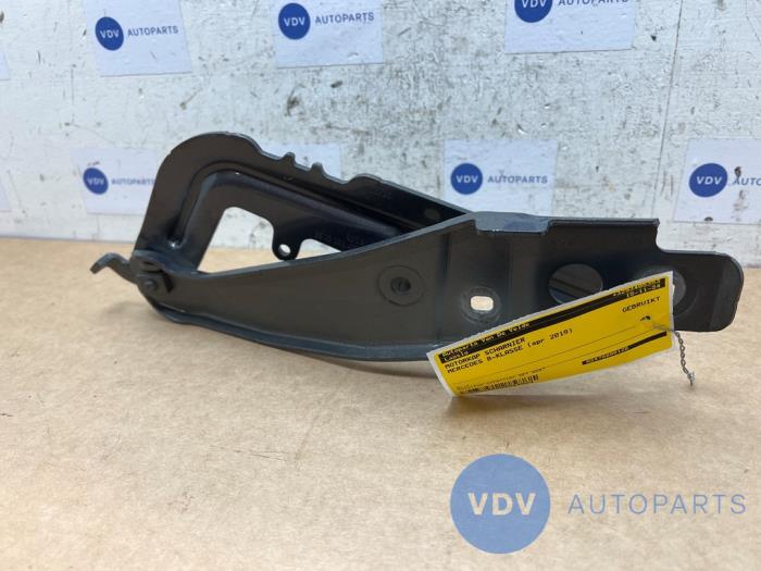 Zawias pokrywy silnika Mercedes B-Klasse