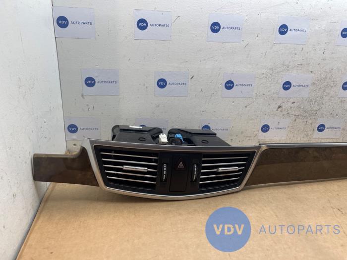 Listwa ozdobna deski rozdzielczej Mercedes E-Klasse