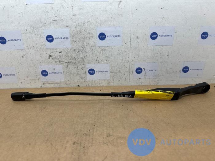 Ramie wycieraczki przedniej Mercedes CLA