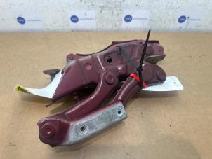 Gebruikte Scharnierset Mercedes A (W169) 2.0 A-180 CDI 16V 5-Drs. Prijs € 18,15 Inclusief btw aangeboden door Autoparts Van De Velde