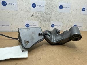 Gebruikte Scharnier deur links-achter Mercedes B (W246) 1.5 B-180 CDI,d 16V Prijs € 36,30 Inclusief btw aangeboden door Autoparts Van De Velde