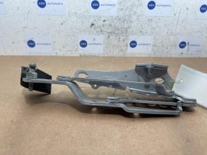 Gebruikte Achterklep Scharnier Mercedes CLK (C209) 2.2 220 CDI 16V Prijs € 30,25 Inclusief btw aangeboden door Autoparts Van De Velde