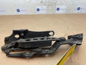 Gebruikte Achterklep Scharnier Mercedes CLK (C209) 2.6 240 V6 18V Prijs € 30,25 Inclusief btw aangeboden door Autoparts Van De Velde