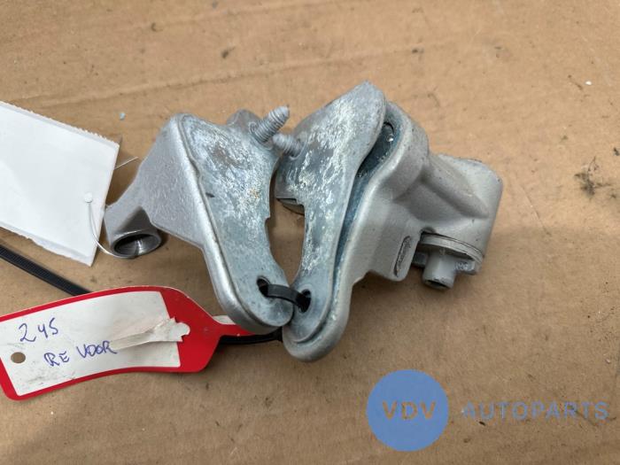 Scharnier deur rechts-voor Mercedes B-Klasse