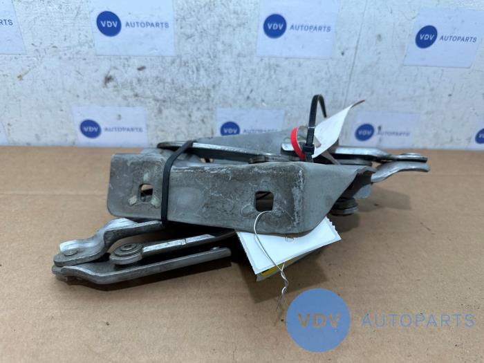 Zawias pokrywy silnika Mercedes B-Klasse