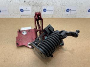 Gebruikte Kofferdeksel Scharnier Mercedes C (R205) C-200d 2.0 Turbo 16V Prijs € 36,30 Inclusief btw aangeboden door Autoparts Van De Velde