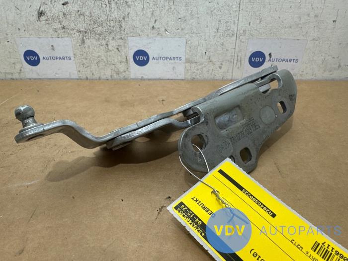 Zawias pokrywy silnika Mercedes E-Klasse