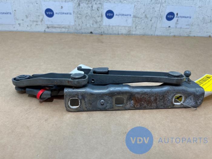 Zawias pokrywy silnika Mercedes E-Klasse