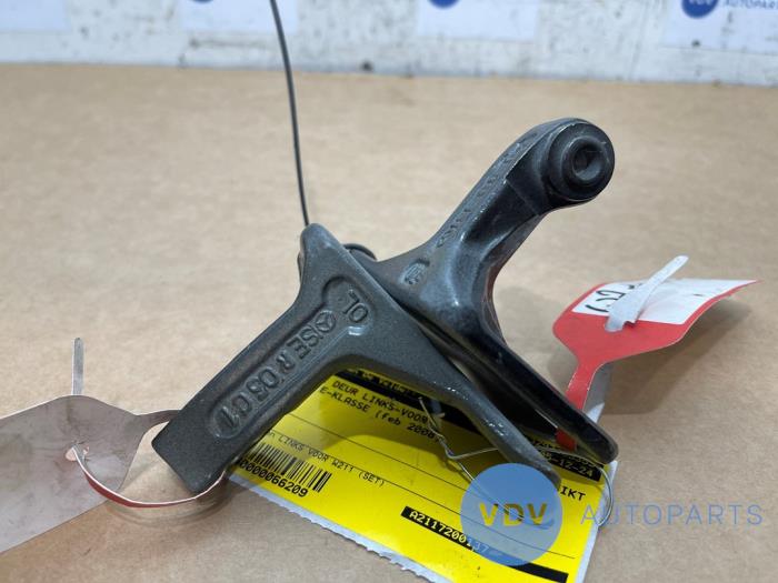 Charnière porte avant gauche Mercedes E-Klasse