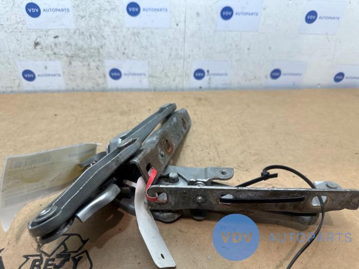 Zawias pokrywy silnika Mercedes E-Klasse