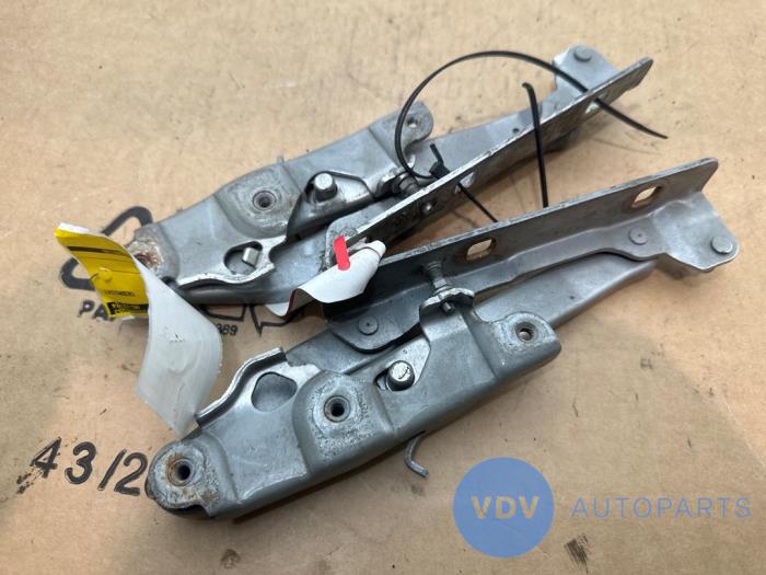 Zawias pokrywy silnika Mercedes E-Klasse