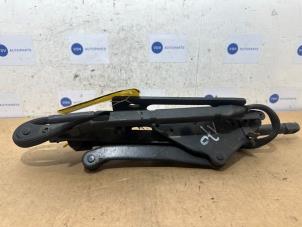 Gebruikte Achterklep Scharnier Mercedes SLK (R170) 2.3 230 K 16V Prijs € 199,65 Inclusief btw aangeboden door Autoparts Van De Velde