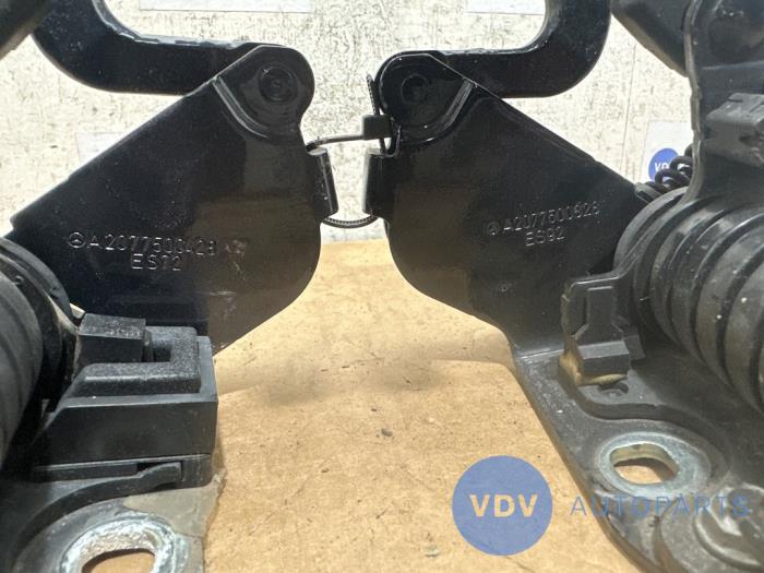 Système popup capot Mercedes E-Klasse