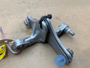 Gebruikte Scharnier deur links-voor Mercedes C (W203) 2.0 C-200K 16V Prijs € 36,30 Inclusief btw aangeboden door Autoparts Van De Velde