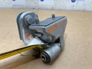 Gebruikte Scharnier deur links-achter Mercedes A (W176) 1.6 A-160 16V Prijs € 36,30 Inclusief btw aangeboden door Autoparts Van De Velde