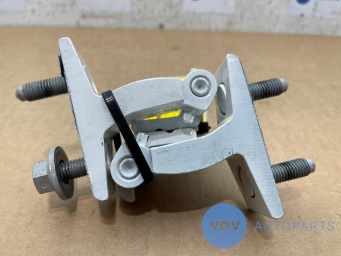 Scharnier deur links-voor Mercedes CLA