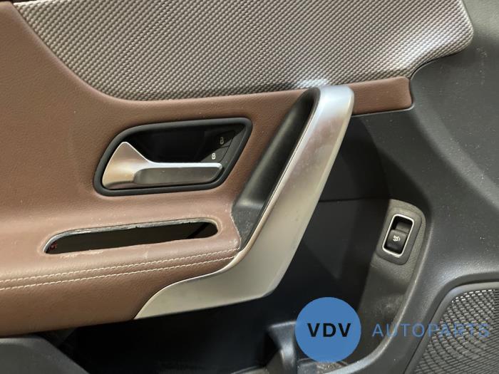 Portierbekleding 4Deurs links-voor Mercedes CLA