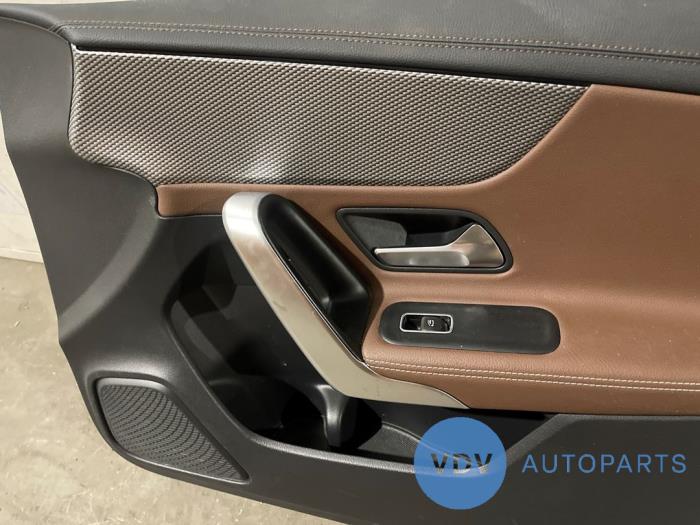 Tapicerka drzwi prawych przednich wersja 4-drzwiowa Mercedes CLA