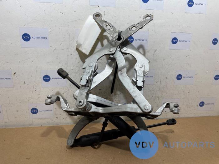 Zawias pokrywy silnika Mercedes S-Klasse