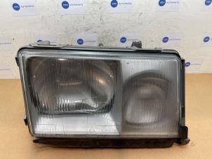 Gebruikte Rechter Koplamp Mercedes E (W124) 2.5 250 D Prijs € 211,75 Inclusief btw aangeboden door Autoparts Van De Velde