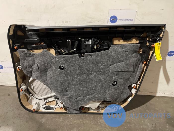 Tapicerka drzwi lewych przednich wersja 4-drzwiowa Mercedes CLA