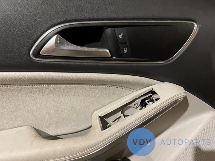 Tapicerka drzwi lewych przednich wersja 4-drzwiowa Mercedes CLA