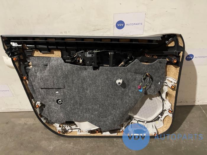 Tapicerka drzwi prawych przednich wersja 4-drzwiowa Mercedes CLA