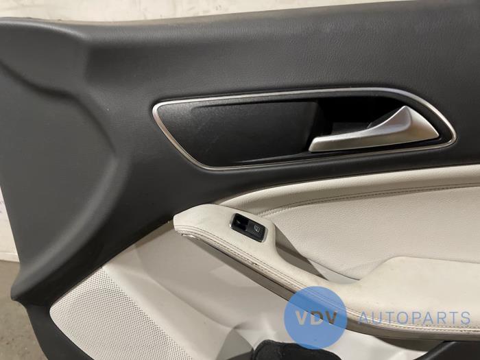 Tapicerka drzwi prawych przednich wersja 4-drzwiowa Mercedes CLA