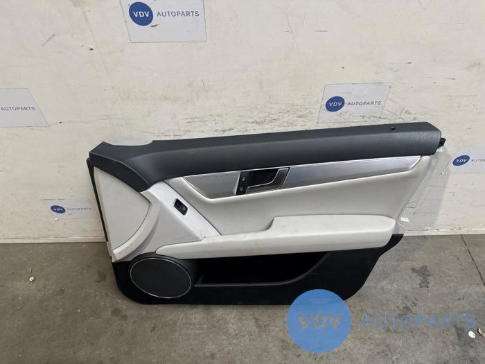 Tapicerka drzwi prawych przednich wersja 4-drzwiowa Mercedes C-Klasse