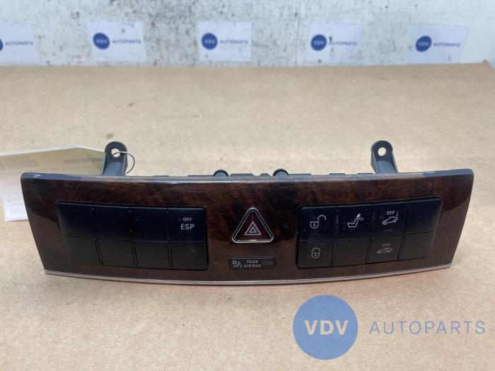 Przelacznik swiatel awaryjnych Mercedes C-Klasse