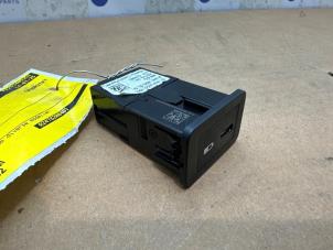 Gebruikte USB stekker Mercedes GLC (X253) 2.0 300 16V 4-Matic Prijs € 12,10 Inclusief btw aangeboden door Autoparts Van De Velde