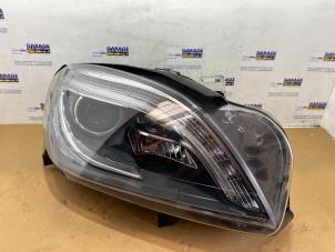 Gebruikte Koplamp rechts Mercedes ML III (166) 3.0 ML-350 BlueTEC V6 24V 4-Matic Prijs € 998,25 Inclusief btw aangeboden door Autoparts Van De Velde