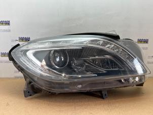 Gebruikte Koplamp rechts Mercedes ML III (166) 3.0 ML-350 BlueTEC V6 24V 4-Matic Prijs € 998,25 Inclusief btw aangeboden door Autoparts Van De Velde