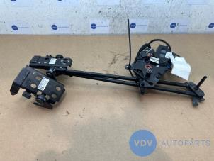 Gebruikte Cabriodak vergrendelslot Mercedes C (R205) C-200 2.0 16V Prijs € 181,50 Inclusief btw aangeboden door Autoparts Van De Velde
