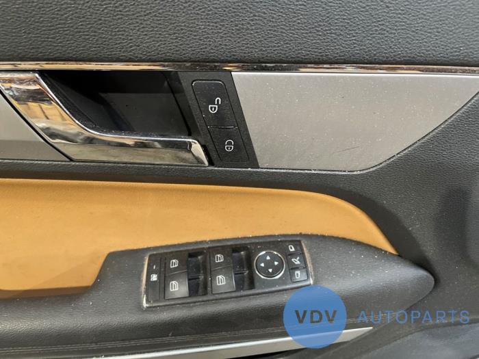 Tapicerka drzwi lewych wersja 2-drzwiowa Mercedes E-Klasse