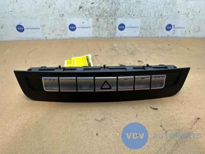 Przelacznik swiatel awaryjnych Mercedes B-Klasse