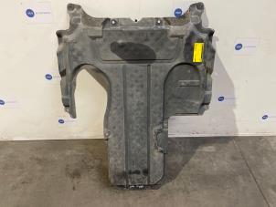 Gebruikte Bodem beschermplaat Mercedes E (C238) E-220d 2.0 Turbo 16V Prijs € 60,50 Inclusief btw aangeboden door Autoparts Van De Velde