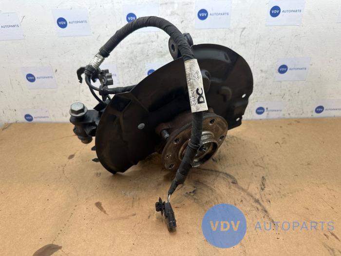 Fusee links-voor Mercedes T-Klasse