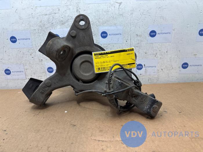 Fusee links-voor Mercedes Vito