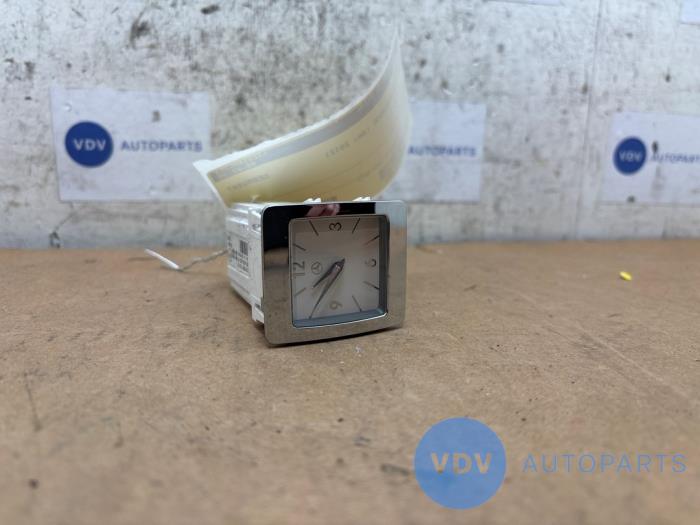 Clock Mercedes E-Klasse