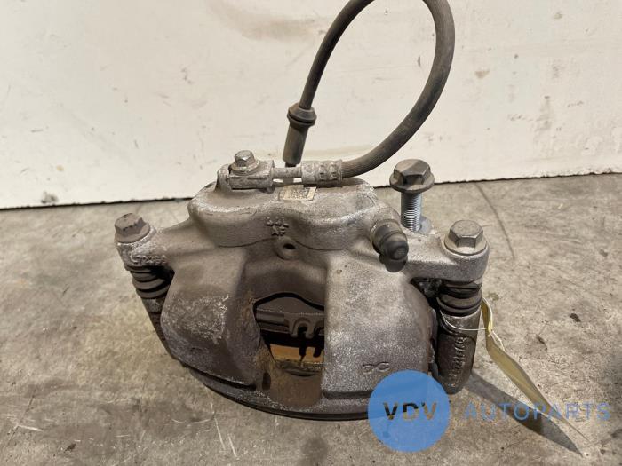 Bremszange links vorne Mercedes GLA