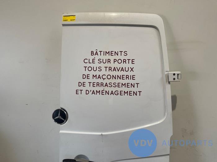 Tylne drzwi samochodu dostawczego Mercedes Sprinter