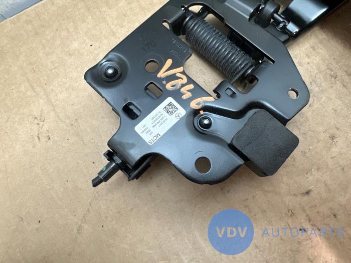 Zawias pokrywy bagaznika Mercedes C-Klasse