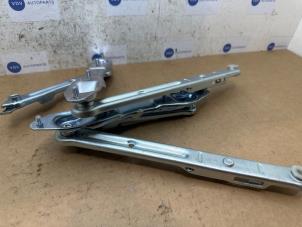 Gebruikte Motorkap Scharnier Mercedes 190 (W201) 2.0 D Prijs € 42,35 Inclusief btw aangeboden door Autoparts Van De Velde