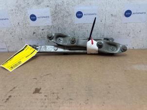 Gebruikte Motorkap Scharnier Mercedes 190 (W201) 2.0 D Prijs € 42,35 Inclusief btw aangeboden door Autoparts Van De Velde