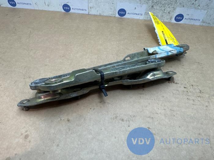 Zawias pokrywy silnika Mercedes 190E/D