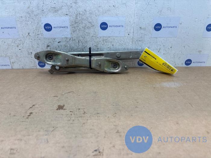 Zawias pokrywy silnika Mercedes 190E/D